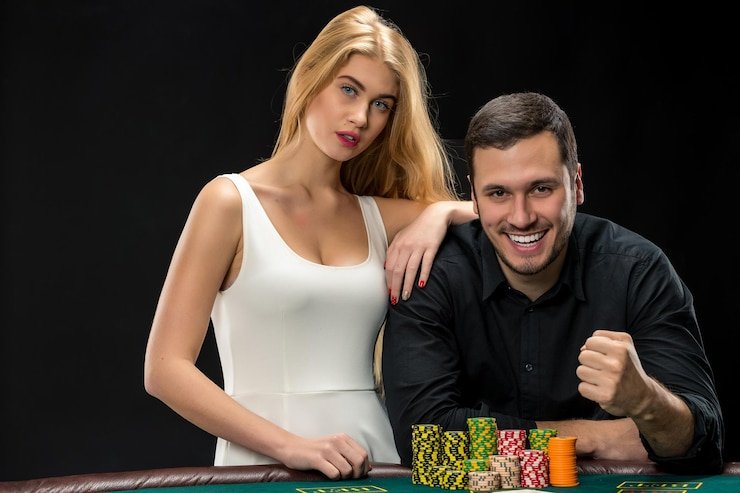 Pemain menikmati suasana kasino langsung dengan dealer profesional melalui streaming berkualitas tinggi